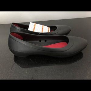 Black and red women’s  crocs